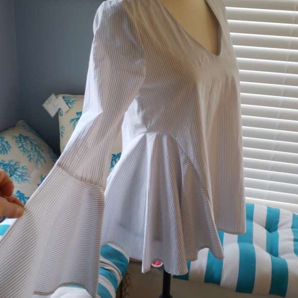 Beautiful bell sleeve Romeo & Juliet shirt - Picture 5 of 8